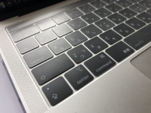 MacBook Pro 13.3インチ（2018Touch Bar、A 1989）のバタフライキーボードは打鍵感が心地よい