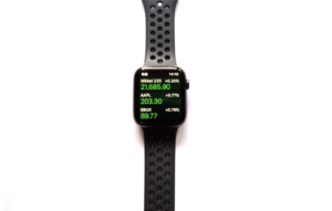 Apple Watch Series 4（GPSモデル）で日々の株価を確認している画像