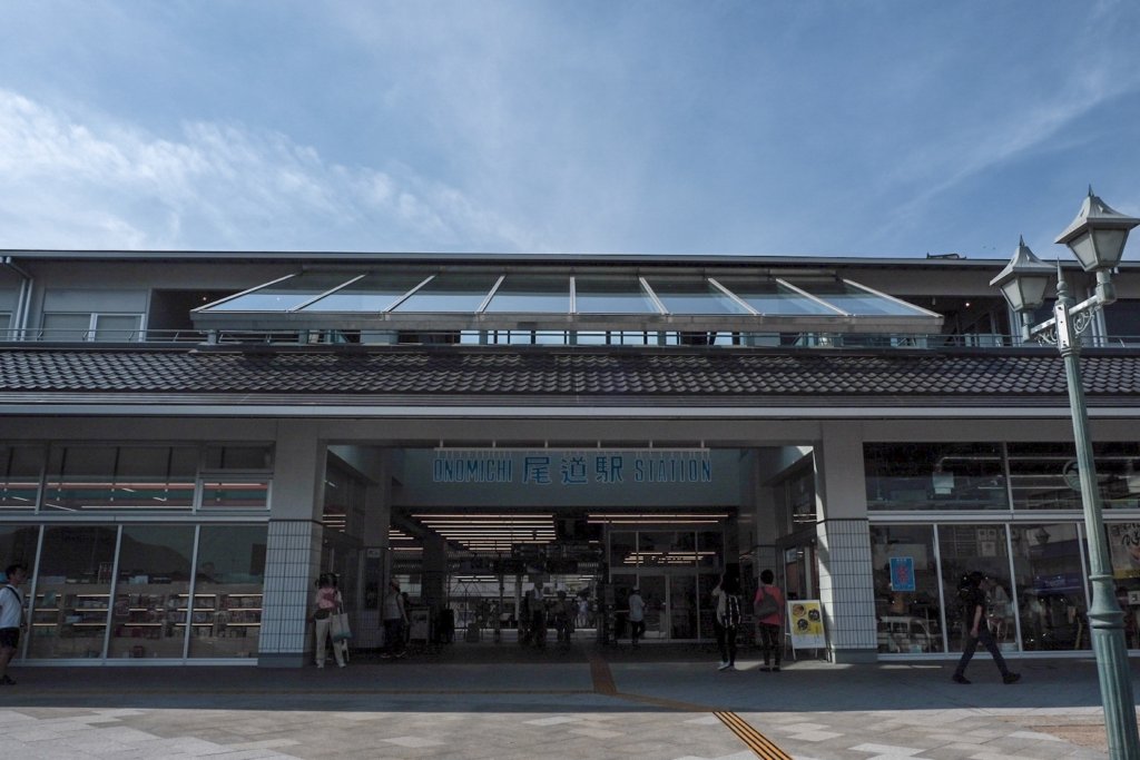 富士フィルム（FUJIFILM）のXT-30で撮影したJR尾道駅の写真