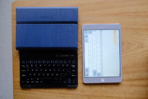 初代iPad miniとDINGRICH 新型iPad mini 5キーボードケースの画像