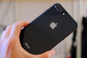 iPhone 8 Plusの背面のAppleの画像