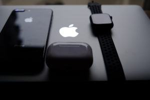 iPhone8PlusとAppleWatchとMacBookProとAirPodsProの画像