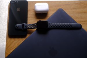 iPhone8PludとAppleWatchとMacBookProとAirPodsProの画像