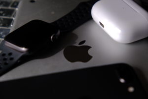 iPhoneとiPadminiとAppleWatchとMacBookProとAirPodsProの画像