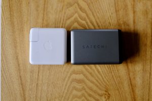 MacBook Proの61Wの充電アダプターとSATECHIの75Wトラベルチャージャーの大きさの比較画像