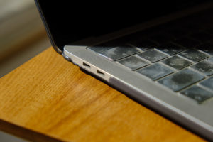 MacBook Pro2018の13.3インチモデルはUSB Type-Cコネクタのみ