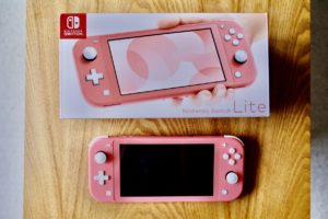 Nintendo Switch Lite コーラルの本体と箱の画像