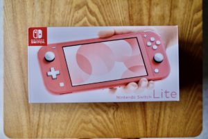 Nintendo Switch Lite コーラルの箱の画像