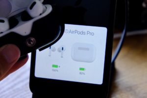 UMEMORYの3in1ワイヤレス充電器でAir Pods Proを充電中